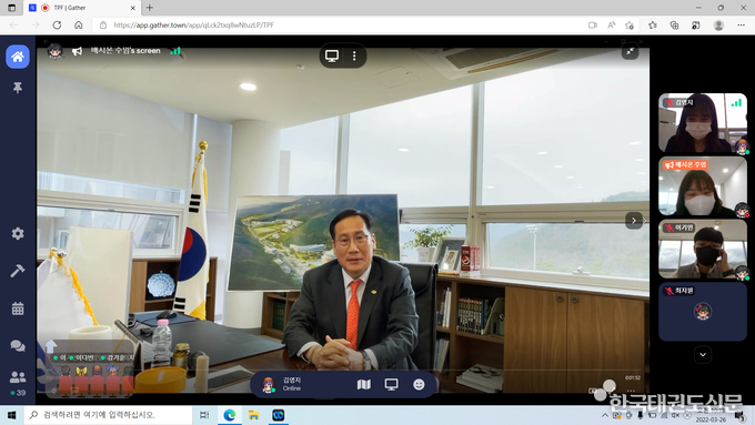 오응환 이사장이 수료식에 참가한 봉사단원들을 격려하고 있다.