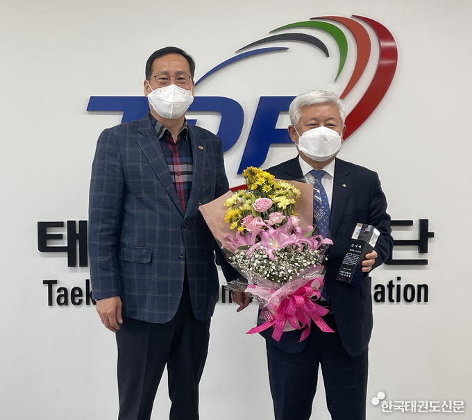 오응환 이사장이 황인홍 군수에게 감사패를 전달하고 있다.