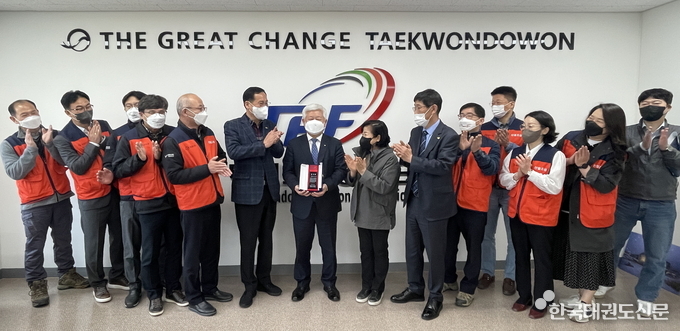 오응환 이사장이 황인홍 군수에게 감사패를 전달하고 있다.