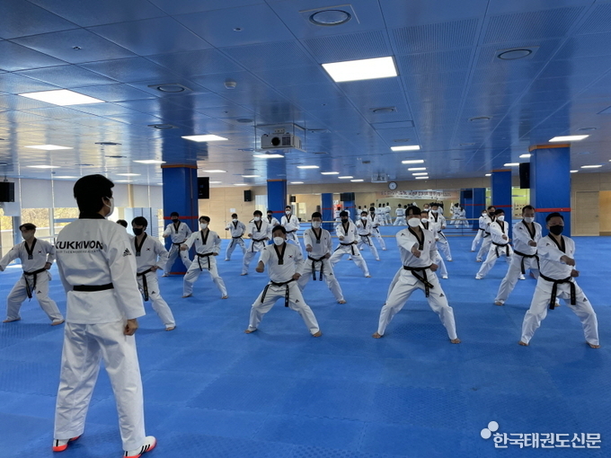 지난 4월 2일(토)부터 3일(일)까지 양일간 진행된 ‘2022 주한 외국인 태권도 보급 사업’ 사범단 입문교육 모습.
