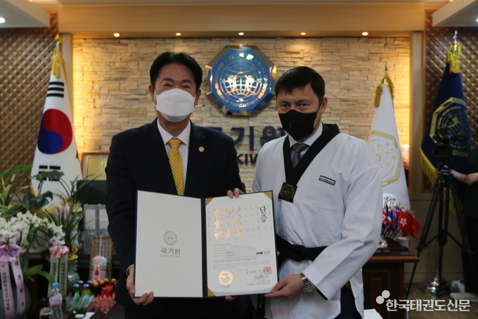 4월 21일(목) 오전 10시 국기원에서 이동섭 국기원장(왼쪽)이 미하일 콜바트 에스토니아 탈린시 시장에게 명예 7단증을 수여하고 있다.