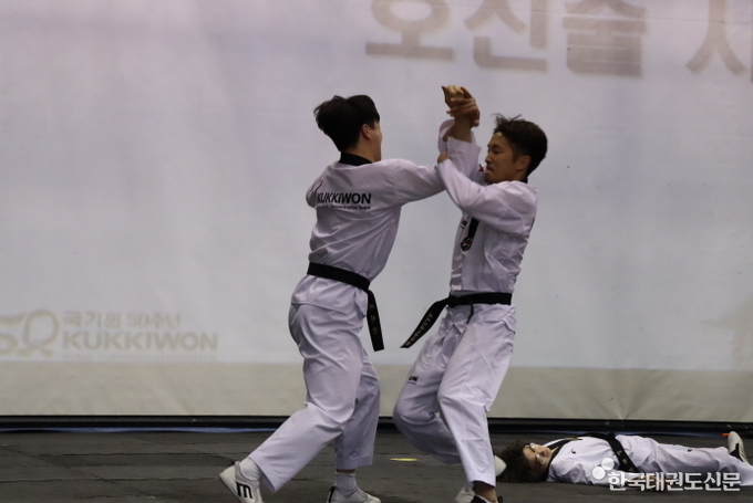지난 4월 8일(금) 열린 국기원 기술심의회 위촉식에서 선보인 ‘실전 태권도 호신술’ 시범 모습.