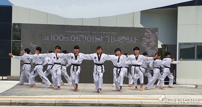 방이태권도 시범 공연 모습
