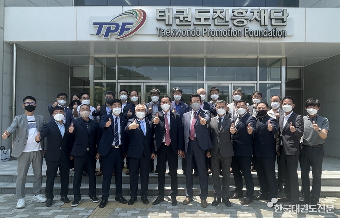 기념촬영(1열 좌측에서 6번째 오응환 이사장/1열 우측에서 6번째 한규학 경상남도태권도협회 회장)