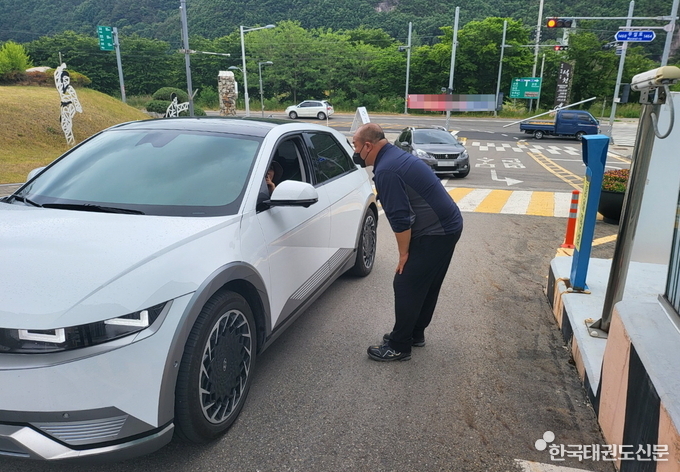 태권도원 출입구 일원화(태권도원 방문 고객에게 안내를 하는 모습)