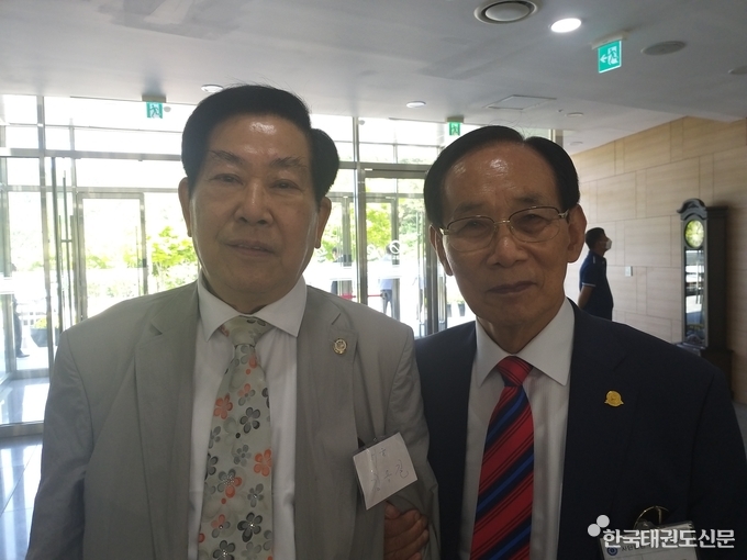 좌측 김용길 원로 사범, 우측 김정록 원로사범