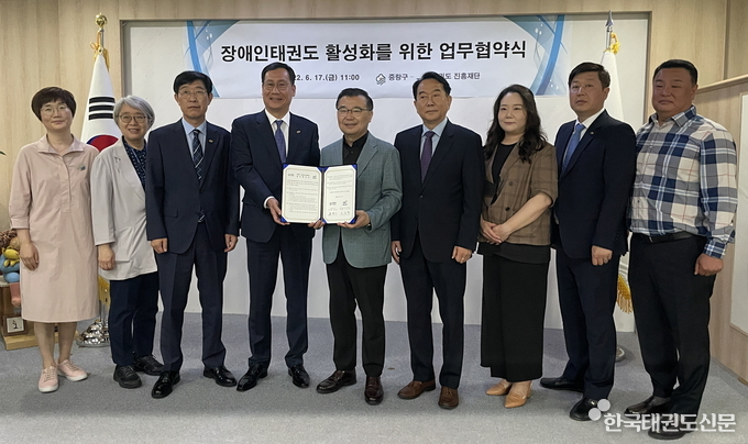 좌측에서 4번째 오응환 이사장, 좌측에서 5번째 류경기 청장