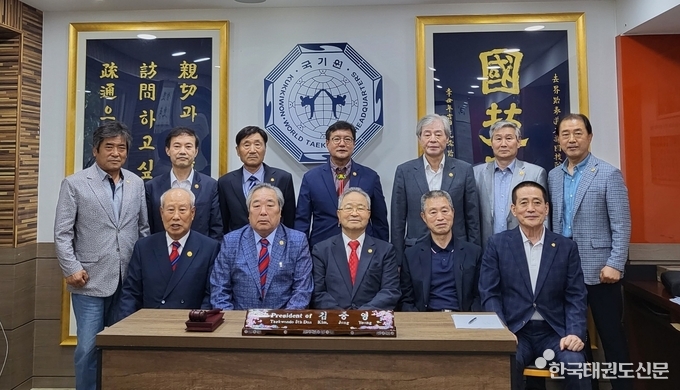 운영이사회에 참석한 김중영 회장을 비롯하여 임원들의 모습