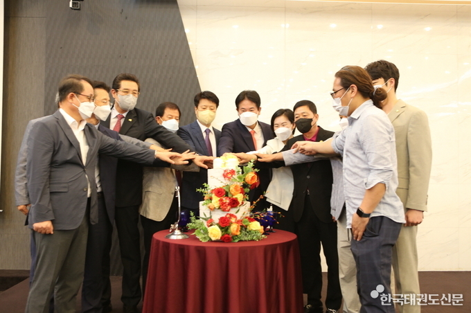 태권도 교본 출판기념회 축하 케이크커팅 모습.