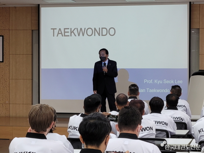제86기 국제태권도사범 교육에서 이규석 아시아태권도연맹(ATU) 회장이 특강을 하고 있다.