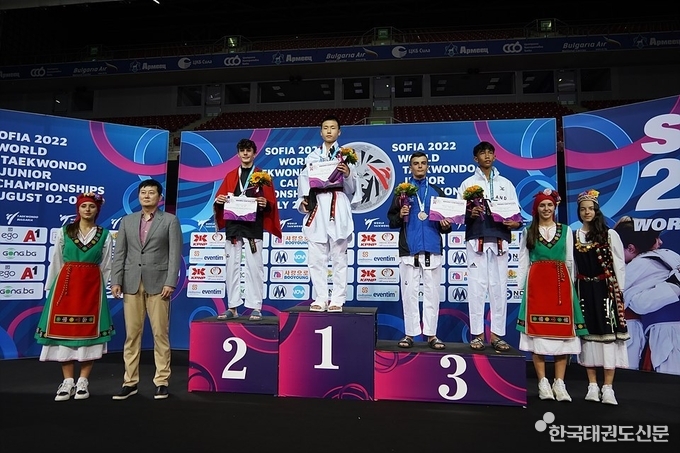 -53kg 우승자 이준혁의 시상식