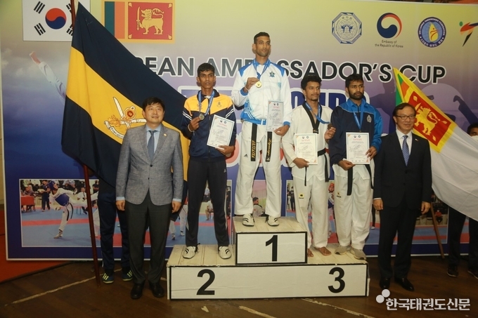 우승컵을 전달하는 정운진 대사와 이기수 사범 (사진 스리랑카 태권도협회)