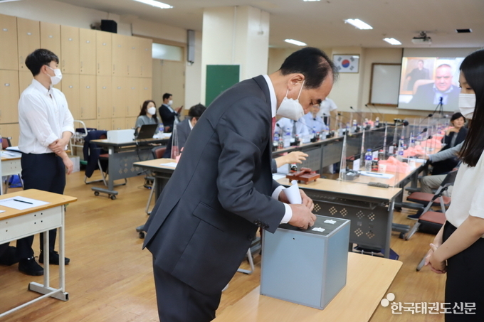 8월 18일 국기원 강의실에서 열린 ‘2022년도 제5차 임시이사회’에서 이사 연임에 대한 투표를 실시하고 있다.