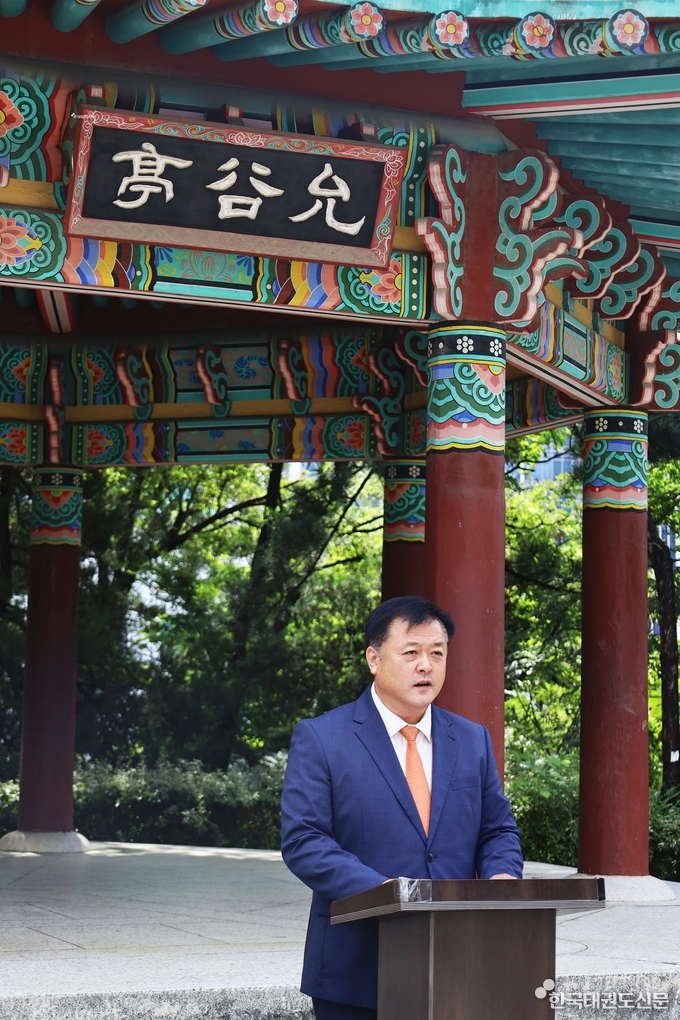 박대성 전 대한태권도협회 이사가 국기원에 위치한 윤곡정 앞에서 국기원장 선거 출마를 선언하고 있다.