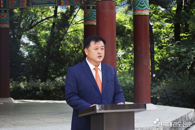 박대성 전 대한태권도협회 이사가 국기원에 위치한 윤곡정 앞에서 국기원장 선거 출마를 선언하고 있다.