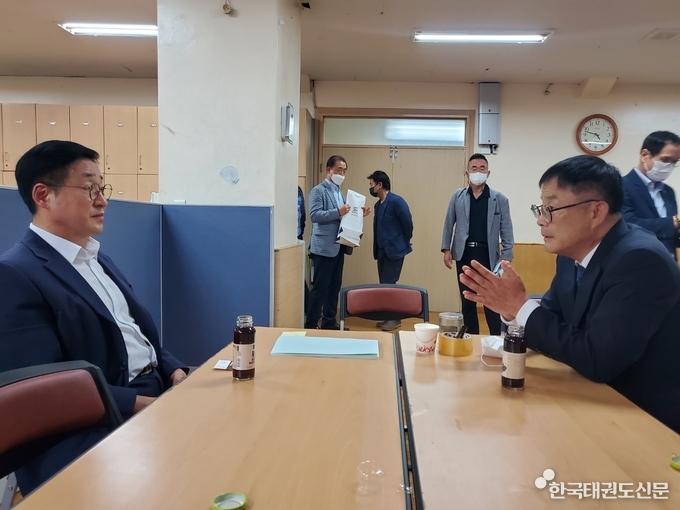 좌측 김목운 선거관리위원과, 우측 윤웅석 국기원장 후보 예정자가 선거 관련 의견을 나누는 모습