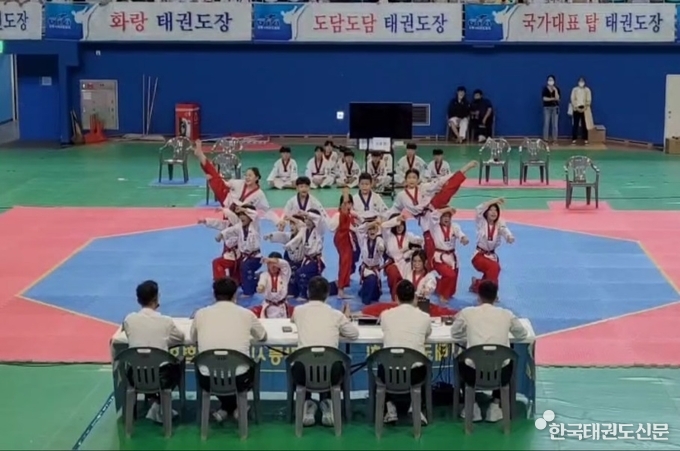 종합우승을 차지한 도담도담 태권도장 태권체조 경연 모습.