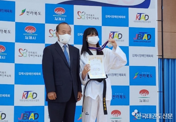 오른쪽 첫번째 윤은미 학생(청각 겨루기 부문 금메달, 청각 품새 부문 은메달)