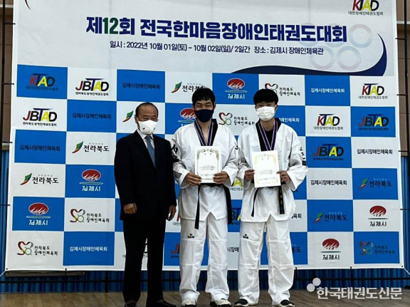 오른쪽 첫번째 남해준 학생(청각 겨루기 부문 은메달)