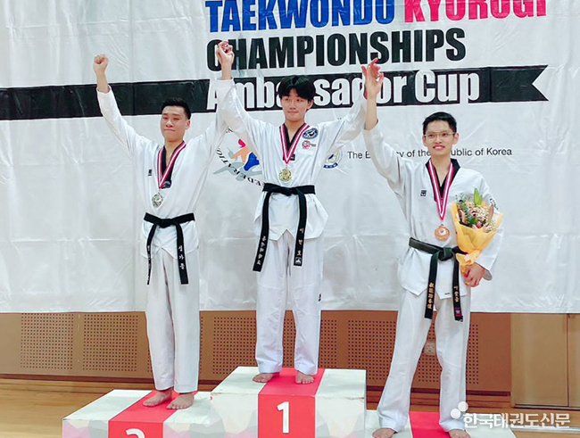 2022년 주싱가포르 대한민국대사배 태권도 겨루기 대회에서 -68㎏급 개인전 금메달을 획득한 1학년 이민호 학생(가운데)