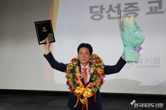 이동섭 국기원장이 당선증과 꽃다발을 들고 있는 모습