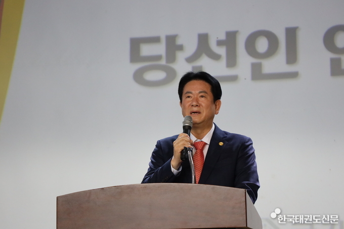 이동섭 원장이 당선 인사말을 하고 있다.
