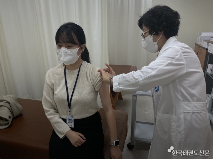 독감 예방접종 후 의료진으로부터 유의사항을 듣고 있다.(태권도진흥재단 최연희 주임)