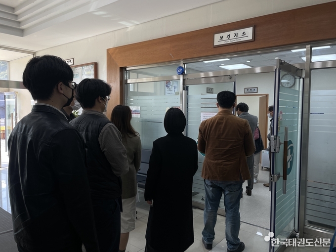 독감 예방접종을 위해 대기하는 재단 및 자회사 직원들