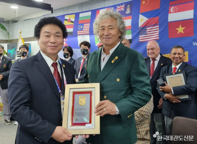 우측 방송호 총재로부터 국제 베스트 심판 상을 받고 기념촬영을 하고 있는 좌측 이상기 심판