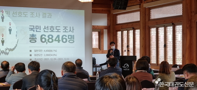 태권도진흥재단 이종갑 사무총장이 간담회에 앞서 현황 등을 설명을 하고 있다. (장소: 태권도원 명인관)