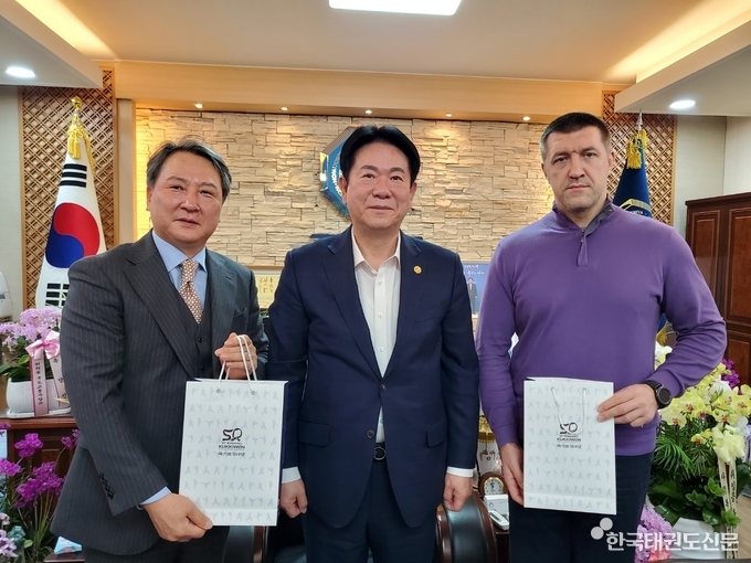 이동섭 국기원장(가운데), 문성천 대한삼보연맹 회장(좌), 국제삼보연맹 막시모프 스포츠이사(우)