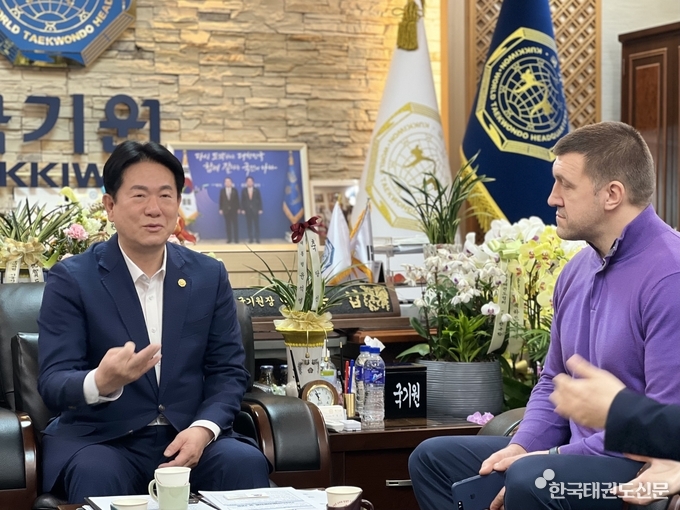 막시모프 이사에게 태권도의 발전과정을 설명하고 있는 이동섭 국기원장