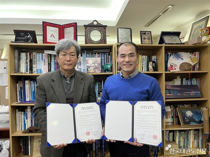  신성대 한권상 교수(좌), 싱가포르 경희태권도 엄성수 대표(우)
