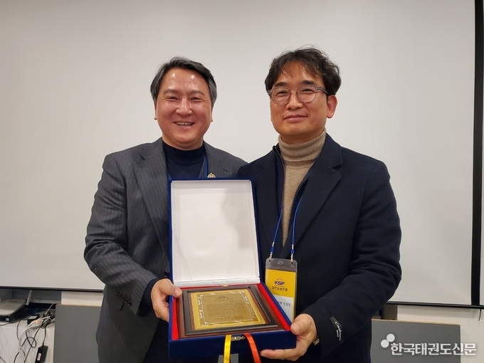 문성천 대한삼보연맹 회장(좌)이 한주영 경기도삼보연맹 회장(우)에게 감사폐를 전달했다.