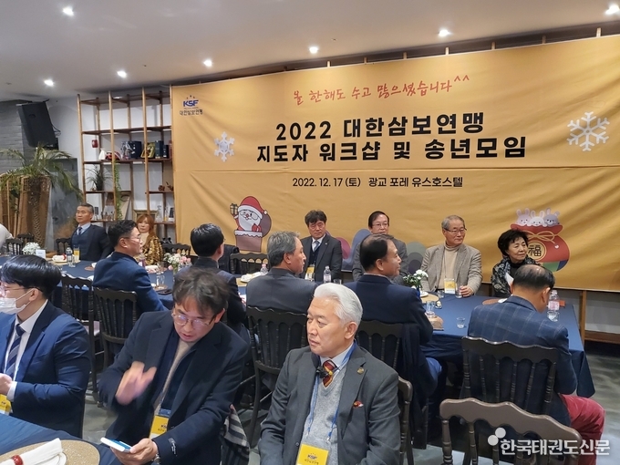 지도자 워크샾을 진행하고 있는 장면