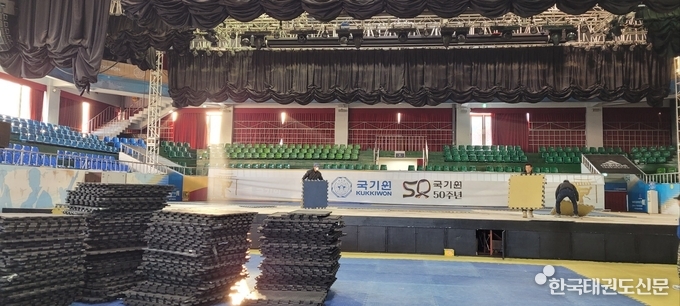 12월 27일 철거 작업 중인 국기원 중앙수련장 내 상설공연장 무대.