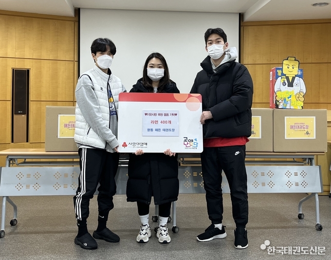 왼쪽부터 윤희정 사범, 최신혜 관장, 김성홍 사범