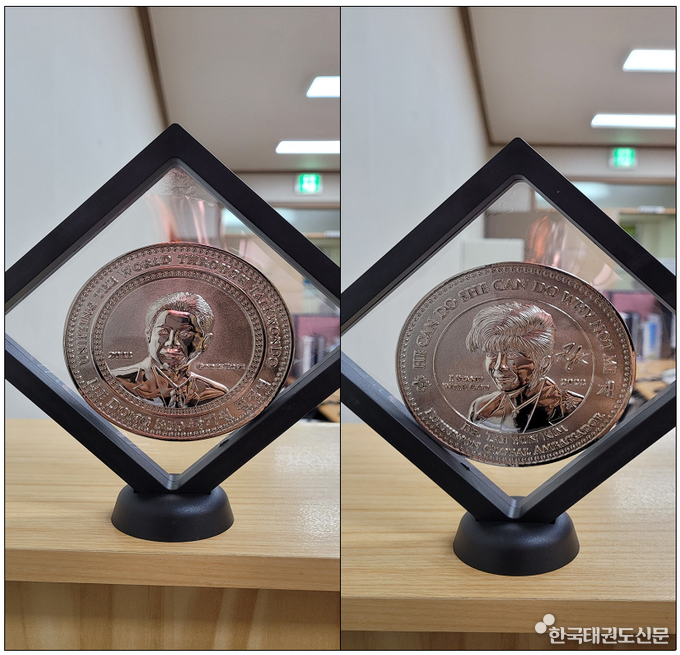 국기원장이 김태연 미국 TYK회장에게 선물받은 은색 기념 주화의 양면. 국기원장(왼쪽), 김태연 회장(오른쪽)
