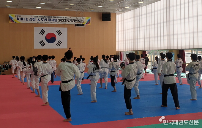 전지훈련 중인 KHH&강철&도성품새 연합팀(장소: 태권도원 평원관)