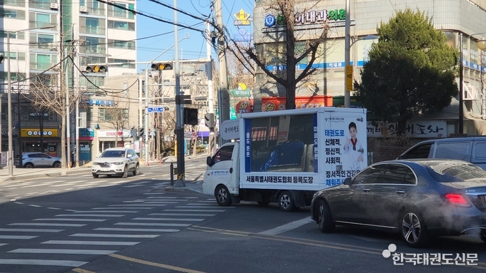 길가에서 LED 영상 트럭이 광고를 하고 있는 모습.