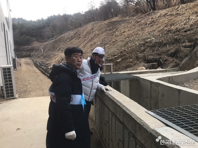 현장을 직접 점검 중인 재단 오응환 이사장과 이종갑 사무총장