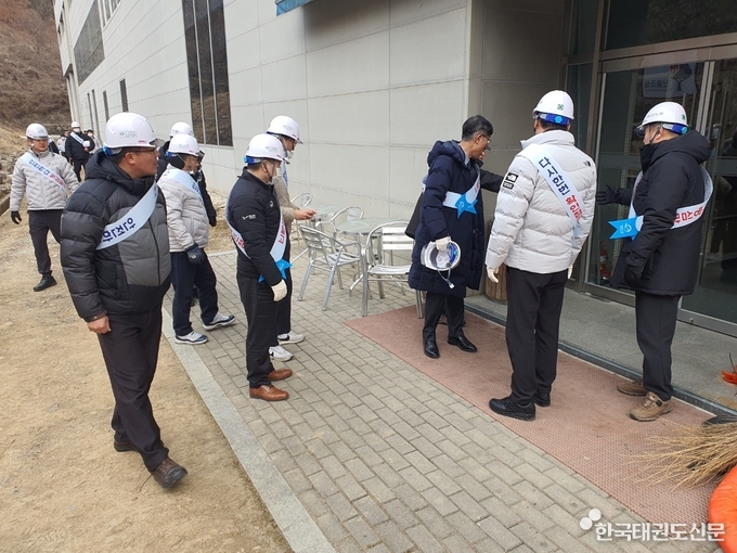 현장 점검 중인 재단과 자회사 임직원들 모습