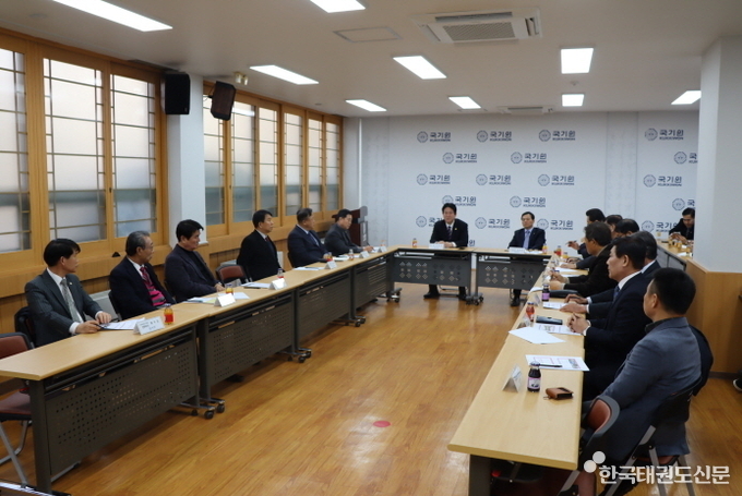 국기원 강의실에서 2월7일 열린 전국시도태권도협회장 간담회. 오는 3월25일 광화문 광장에서 열릴 한마음 대축제 등에 논의하는 모습