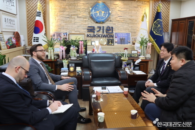 이동섭 국기원장(오른쪽 뒤)이 2월7일 국기원을 방문한 주한 세르비아 네마냐 그르비치 대사와 환담했다.