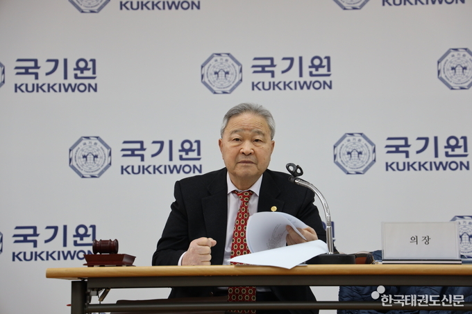 회의를 주재하고 있는 김중영 회장