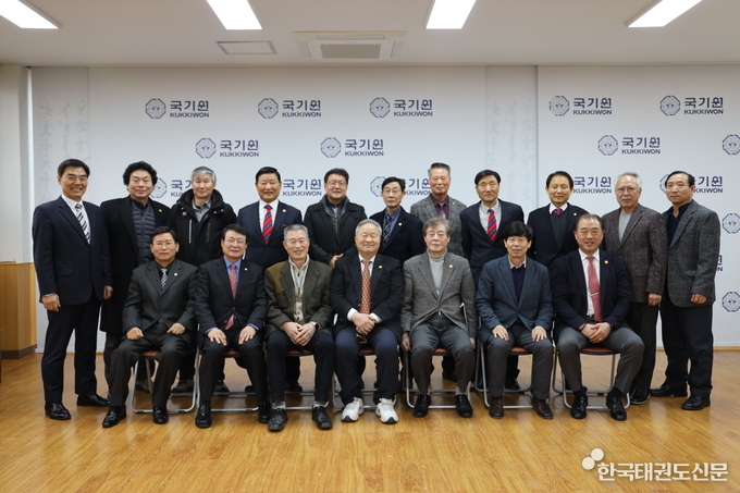 태권도 9단회 앞줄가운데 김중영 회장을 비롯한 임원진 명단