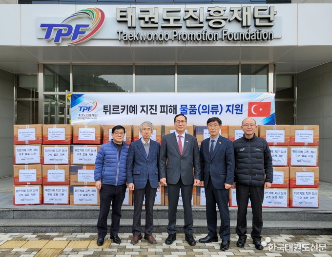 가운데 태권도진흥재단 오응환 이사장