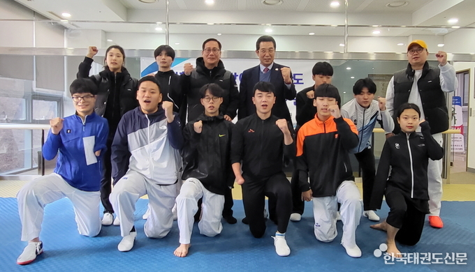 2022년 장애인태권도선수단 강화훈련(태권도원) ·2열 좌측에서 3번째 오응환 태권도진흥재단 이사장, 4번째 한규학 경상남도 태권도협회장