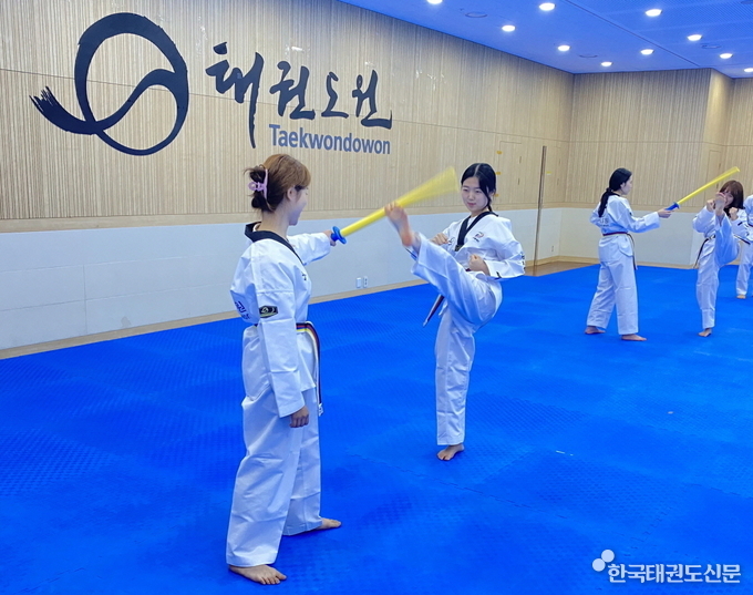 직무연수에 참가한 교원들이 주먹지르기, 발차기 등을 하고 있다.