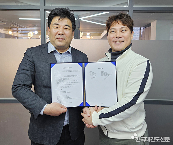 ㈜유비스포 구민관 대표(좌)와 ㈜아이디어노트 김경민 대표(우)가 업무협약을 체결하고 있다.